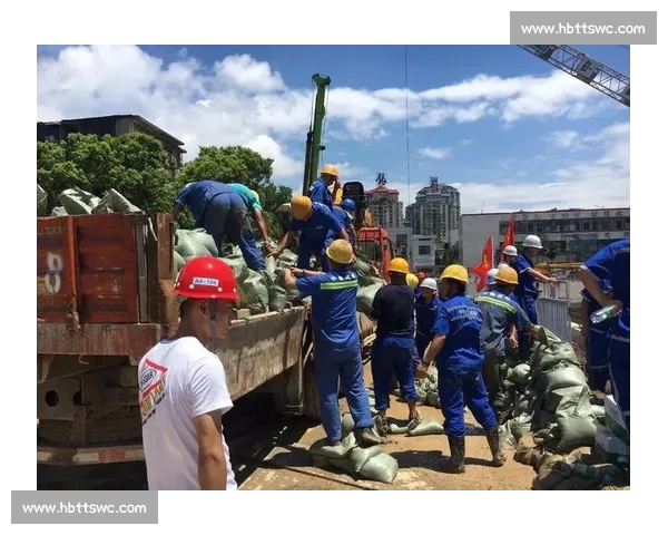 洪流中的脊梁：担当与温情铸就生命防线