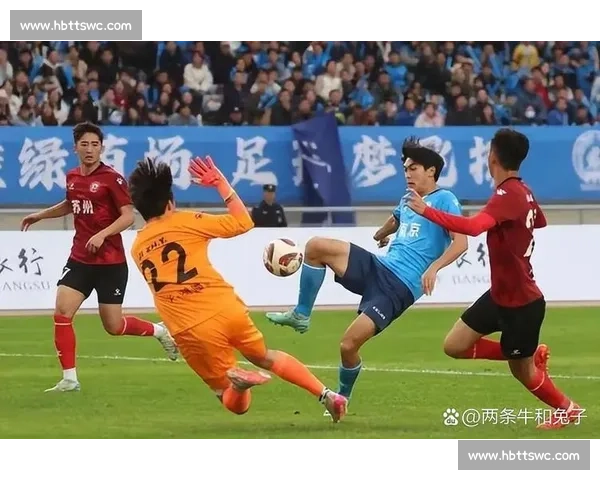 苏超 “微笑裁判” 陆爽火出圈！温柔执法化解冲突，网友：比进球还治愈